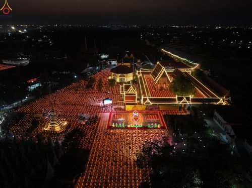 ภาพ No.294137:วันที่ 13 มกราคม พ.ศ. 2569 พิธีจุดประทีปถวายเป็นพุทธบูชา และบูชาธรรมมหาปูชนียาจารย์  (ภาพชุดที่ 2) ณ วัดสองพี่น้อง ต.ต้นตาล อ.สองพี่น้อง จ.สุพรรณบุรี ในโครงการธรรมยาตรา กตัญญูบูชา มหาปูชนียาจารย์ พระมงคลเทพมุนี(สด จนฺทสโร) พระผู้ปราบมาร อนุสรณ์สถาน 7 แห่