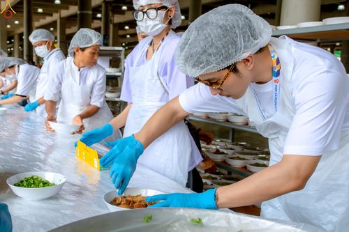 ภาพ No.325769:วันที่ 22 เมษายน พ.ศ.2569(วันคุ้มครองโลก) งานถวายมหาสังฆทาน 40,000 กว่าวัดทั่วประเทศ เจ้าหน้าที่ สาธุชน ร่วมใจจัดเตรียมภัตตาหารเพล (ชุด 2)