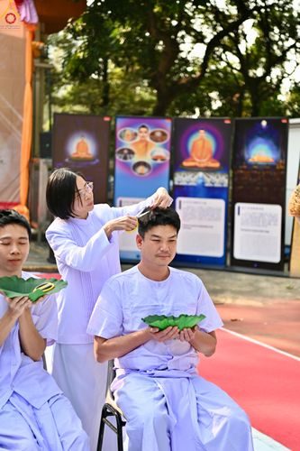 ภาพ No.280816:วันที่ 27 ธันวาคม พ.ศ. 2568  พิธีปลงผมนาคธรรมทายาท โครงการอุปสมบทหมู่บูชาธรรม 81 ปี หลวงพ่อธัมมชโย  ณ สมาคมพุทธ เขตตงช้ง ฮ่องกง