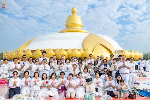 ภาพ No.302755:วันที่ 24 มกราคม พ.ศ. 2569 พิธีตักบาตรพระธรรมยาตรา(ภาพชุดที่ 2) ณ อนุสรณ์สถานลำดับที่ 5 สถานที่เผยแผ่วิชชาธรรมกายครั้งแรก อนุสรณ์สถานบางปลา วัดบางปลา อำเภอบางเลน จังหวัดนครปฐม ในโครงการธรรมยาตรา กตัญญูบูชา มหาปูชนียาจารย์ พระมงคลเทพมุนี(สด จนฺทสโร) พระผู