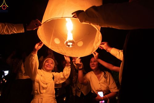 ภาพ No.82084:พิธีจุดวิสาขประทีป 22,000 ดวงและโคมลอย 3,000 ดวง ( Festival  lampion Vesak Indonesia) ณ มหาเจดียบรมพุทโธ อินโดนีเซีย  วันอาทิตย์ที่ 4 มิ.ย. พ.ศ.2566