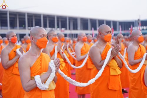 ภาพ No.79219:พิธีอัญเชิญองค์พระบรมพุทธเจ้า 24 องค์ เวียนประทักษิณรอบพระมหาธรรมกายเจดีย์ ณ วัดพระธรรมกาย  วันที่ 2 เมษายน พ.ศ. 2566