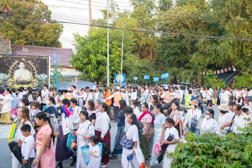 ภาพ No.293068:วันที่ 11 มกราคม พ.ศ. 2569 พิธีต้อนรับพระธรรมยาตรา ณ อนุสรณ์สถานลำดับที่ 3 (ภาพชุดที่ 2) สถานที่เกิดในเพศสมณะ วัดสองพี่น้อง อำเภอสองพี่น้อง จังหวัดสุพรรณบุรี ในโครงการธรรมยาตรา กตัญญูบูชา มหาปูชนียาจารย์ พระมงคลเทพมุนี(สด จนฺทสโร) พระผู้ปราบมาร อนุสรณ์สถ