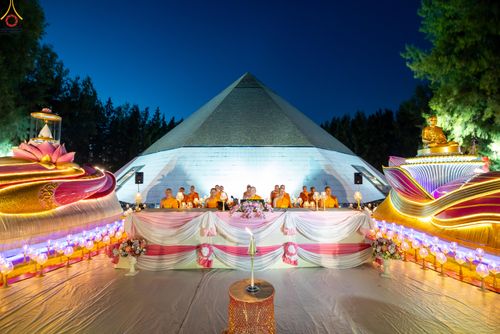 ภาพ No.290213:วันที่ 6 มกราคม พ.ศ. 2569 พิธีจุดประทีปถวายเป็นพุทธบูชา และบูชาธรรมมหาปูชนียาจารย์ (ภาพชุดที่ 2) ณ อนุสรณ์สถานมหาวิหารพระมงคลเทพมุนี (โลตัสแลนด์) อ.สองพี่น้อง จ.สุพรรณบุรี ในโครงการธรรมยาตรา กตัญญูบูชา มหาปูชนียาจารย์ พระมงคลเทพมุนี(สด จนฺทสโร) พระผู้ปรา