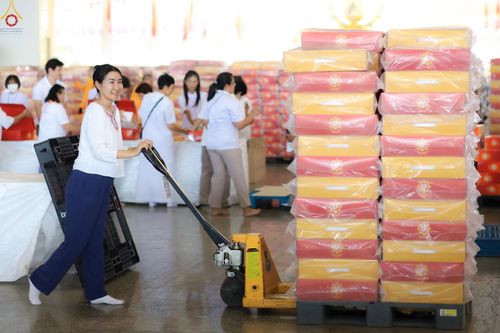 ภาพ No.321982:วันที่ 12 -13 เมษายน พ.ศ.2569 การเตรียมกล่องไทยธรรม + การขนย้ายเก้าอี้ เพื่องานถวายมหาสังฆทาน 40,000 กว่าวัดทั่วประเทศ วันคุ้มครองโลก 22 เมษายน พ.ศ.2569 วัดพระธรรมกาย