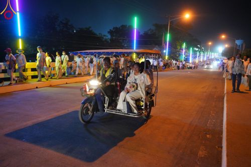 ภาพ No.112236:พิธีจุดประทีปถวายเป็นพุทธบูชา และบูชาธรรมมหาปูชนียาจารย์ พระมงคลเทพมุนี(สด จนฺทสโร) ในโครงการธรรมยาตรา กตัญญูบูชา มหาปูชนียาจารย์ พระมงคลเทพมุนี(สด จนฺทสโร) พระผู้ปราบมาร อนุสรณ์สถาน 7 แห่ง ปีที่ 12 วันที่ 14 มกราคม พ.ศ. 2567 ณ วัดสองพี่น้อง อ.สองพี่น้อง