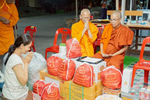 ภาพ No.220369:วันที่ 17 เมษายน พ.ศ. 2568 ผู้แทนวัดพระธรรมกาย ลงพื้นที่เยียวยา ซับน้ำตาเหยื่อแผ่นดินไหวมัณฑะเลย์