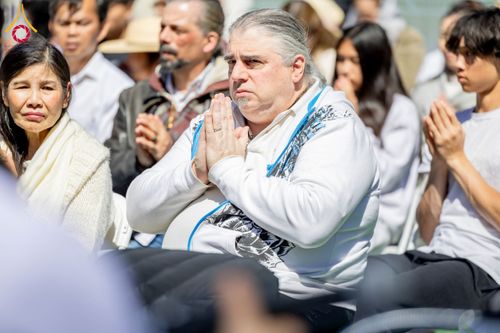 ภาพ No.62443:คณะศิษยานุศิษย์รวมใจสถาปนาและสมโภช ธรรมจักร เพื่ออัญเชิญประดิษฐาน ณ ยอดอุโบสถ 80 ปี หลวงพ่อธัมมชโย วัดพระธรรมกายนิวเจอร์ซี ประเทศสหรัฐอเมริกา  วันอาทิตย์ที่ 7 เมษายน พ.ศ. 2567