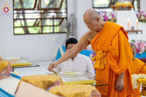 ภาพ No.160866:พิธีเจริญพระพุทธมนต์ และปิดแผ่นทองรูปเหมือน พระเดชพระคุณพระมงคลเทพมุนี (สด จนฺทสโร) พระผู้ปราบมาร จำนวน 3 องค์ วันเสาร์ที่ 5 ตุลาคม พ.ศ. 2567 ณ อาคารปลูกศรัทธา 2 (ชานชลาเดิม) วัดพระธรรมกาย อ.คลองหลวง จ.ปทุมธานี