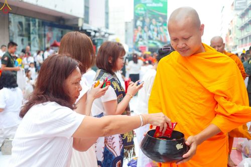 ภาพ No.237124:วันอาทิตย์ที่ 10 สิงหาคม พ.ศ. 2568 มหาสังฆทานครั้งยิ่งใหญ่ ตักบาตรพระ 10,000 รูป ถ.นิพัทธ์อุทิศ 3 ใจกลางนครหาดใหญ่ จ.สงขลา (ชุดที่ 2)