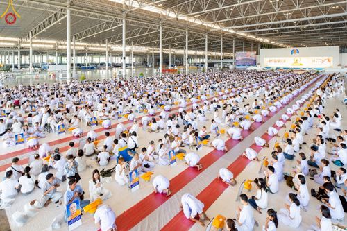 ภาพ No.215016:วันเสาร์ที่ 5 เมษายน พ.ศ. 2568 พิธีเวียนประทักษิณรอบพระมหาธรรมกายเจดีย์  พิธีวันทาเจดีย์ พิธีขอขมาและมอบผ้าไตร ในโครงการบรรพชาสามเณรฟื้นฟูพระพุทธศาสนาทั่วไทย , โครงการหน่อแก้วเปรียญธรรม รุ่นที่ 13 ,  โครงการสามเณรยุวธรรมทายาท รุ่นที่ 33 , โครงการสามเณรมั