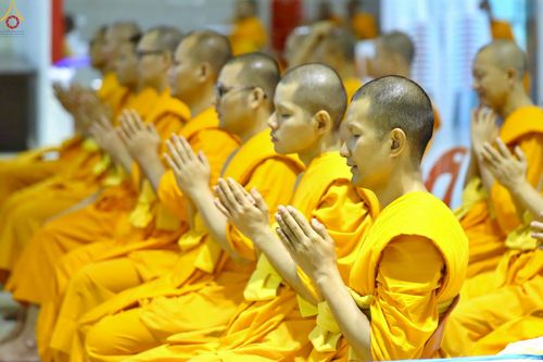 ภาพ No.233833:วันเสาร์ที่ 19 กรกฎาคม พ.ศ.2568 วันมหารำลึก ครั้งที่ 35 พิธีรำลึกถึงนักสร้างบารมี , พิธีสวดพระพุทธมนต์ , พิธีทอดผ้าบังสกุลและถวายไทยธรรม วัดพระธรรมกาย