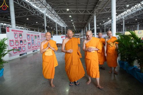 ภาพ No.60382:การต้อนรับพระสังฆาธิการ 10,000 กว่าวัดทั่วประเทศ พิธีมอบปัจจัยช่วยเหลือครู 4 จังหวัดชายแดนภาคใต้ พิธีปฏิบัติธรรม ในวันคุ้มครองโลก วันจันทร์ที่ 22 เมษายน พ.ศ.2567 ณ วัดพระธรรมกาย จ.ปทุมธานี