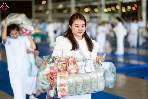 ภาพ No.167557:พิธีตักบาตรและพิธีบูชาข้าวพระ ในวันอาทิตย์ที่ 3 พฤศจิกายน พ.ศ. 2567 ณ วัดพระธรรมกาย