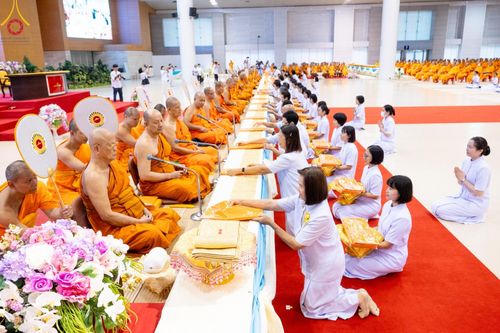 ภาพ No.146155:วันมหารำลึก ครั้งที่ 34 พิธีร่วมรำลึกถึงนักสร้างบารมีที่ล่วงลับไปแล้ว , พิธีสวดพระพุทธมนต์ ณ ห้องแก้วสารพัดนึก 1 วัดพระธรรมกาย วันเสาร์ที่ 27 กรกฎาคม พ.ศ. 2567