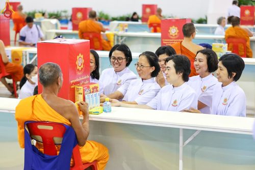 ภาพ No.147118:พิธีมุทิตาสักการะพระภิกษุ ผู้สอบได้เปรียญธรรม 9 ประโยคระดับโลกปีที่ 36, พิธีมอบโล่เกียรติยศและทุนการศึกษา สำนักเรียนบาลีดีเด่นทั่วประเทศ, พิธีถวายมหาสังฆทานคณะสงฆ์ 2,000 กว่าวัด ทั่วประเทศ ปีที่ 24, พิธีถวายไทยธรรมคณะสงฆ์ 323 วัด 4 จังหวัดชายแดนภาคใต้