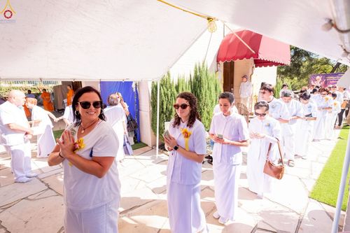 ภาพ No.252302:วันที่ 4-5 ตุลาคม พ.ศ. 2568  วัดพระธรรมกายแคลิฟอร์เนีย ประเทศสหรัฐอเมริกา ได้จัดพิธีตัดปอยผม โดยคณะสงฆ์ ญาติ ๆ และสาธุชน ให้กับนาคธรรมทายาท 8 ท่าน และได้จัดพิธีบรรพชา-อุปสมบท ฉลองพิธีทอดกฐินบรมจักรพรรดิ สร้างอุโบสถ 82 ปี บูชาธรรมหลวงพ่อธัมมชโย