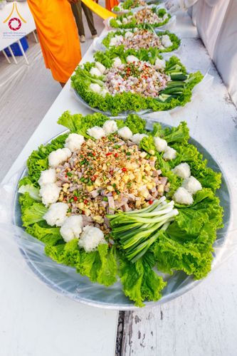 ภาพ No.201869:พิธีถวายภัตตาหารเป็นสังฆทาน แด่พระธรรมยาตรา ณ อนุสรณ์สถานบางปลา วัดบางปลา อำเภอบางเลน จังหวัดนครปฐม ในโครงการธรรมยาตรา กตัญญูบูชา มหาปูชนียาจารย์ พระมงคลเทพมุนี(สด จนฺทสโร) พระผู้ปราบมาร อนุสรณ์สถาน 7 แห่ง ปีที่ 13 วันที่ 26 มกราคม พ.ศ. 2568