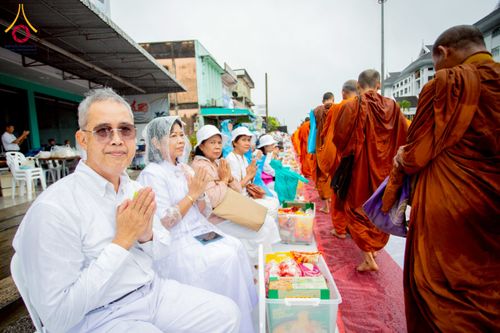 ภาพ No.226143:วันอาทิตย์ที่ 25 พฤษภาคม พ.ศ. 2568 พิธีตักบาตรพระ 1,000 รูปเมืองตรัง ครบรอบ 110 ปี เมืองทับเที่ยง ถวายเป็นพุทธบูชา ถวายเป็นพระราชกุศลแด่รัชกาลที่ 10 และอุทิศส่วนกุศลแด่อดีตเจ้าเมืองตรัง และบรรพบุรุษ ณ บริเวณหน้าศาลากลางจังหวัดตรัง ถนนพระราม 6