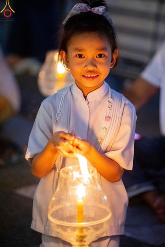 ภาพ No.197212:พิธีจุดประทีปถวายเป็นพุทธบูชา และบูชาธรรมมหาปูชนียาจารย์ ณ วัดโบสถ์(บน) ตำบลบางคูเวียง อำเภอบางกรวย จังหวัดนนทบุรี ในโครงการธรรมยาตรา กตัญญูบูชา มหาปูชนียาจารย์ พระมงคลเทพมุนี(สด จนฺทสโร) พระผู้ปราบมาร อนุสรณ์สถาน 7 แห่ง ปีที่ 13 วันที่ 18 มกราคม พ.ศ. 25