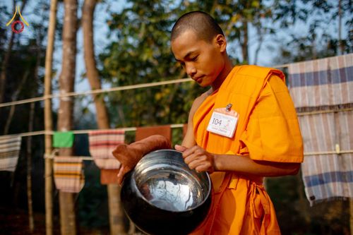 ภาพ No.76449:คณะสงฆ์และสามเณรบิณฑบาต ประเทศบังกลาเทศ วันที่ 11 กุมภาพันธ์ พ.ศ. 2566