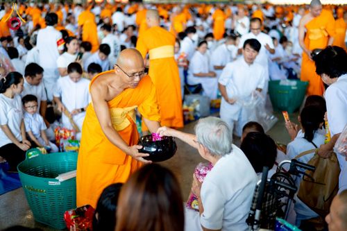 ภาพ No.256835:วันที่ 5 ตุลาคม พ.ศ. 2568 พิธีตักบาตร ข้าวสารอาหารแห้ง ณ บ้านแก้วเรือนทองคุณยายฯ สภาธรรมกายสากล วัดพระธรรมกาย