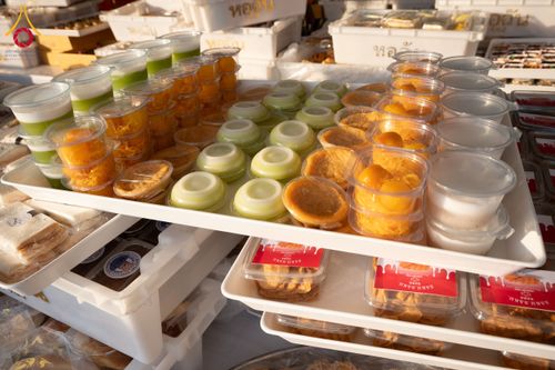 ภาพ No.197995:สาธุชนถวายภัตตาหารเป็นสังฆทาน แด่พระธรรมยาตรา ณ วัดโบสถ์(บน) ตำบลบางคูเวียง อำเภอบางกรวย จังหวัดนนทบุรี ในโครงการธรรมยาตรา กตัญญูบูชา มหาปูชนียาจารย์ พระมงคลเทพมุนี(สด จนฺทสโร) พระผู้ปราบมาร อนุสรณ์สถาน 7 แห่ง ปีที่ 13 วันที่ 19 มกราคม พ.ศ. 2568