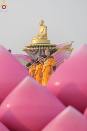 ภาพ No.198671:พระธรรมยาตราปฏิบัติธรรม และถ่ายภาพหมู่ประวัติศาสตร์ ณ อนุสรณ์สถานบางปลา วัดบางปลา อำเภอบางเลน จังหวัดนครปฐม ในโครงการธรรมยาตรา กตัญญูบูชา มหาปูชนียาจารย์ พระมงคลเทพมุนี(สด จนฺทสโร) พระผู้ปราบมาร อนุสรณ์สถาน 7 แห่ง ปีที่ 13 วันที่ 20 มกราคม พ.ศ. 2568