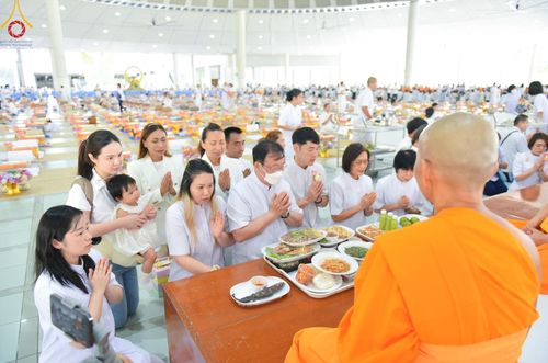 ภาพ No.143247:พิธีถวายภัตตาหารเพื่อเป็นกำลังแห่งการเข้าถึงธรรม ของพระภิกษุสามเณร วัดพระธรรมกาย วันเสาร์ที่ 6 กรกฏาคม พ.ศ. 2567 ณ หอฉันคุณยายอาจารย์ วัดพระธรรมกาย จ.ปทุมธานี