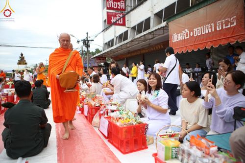 ภาพ No.146307:ตักบาตรพระ 1,384 รูป ทำบุญเมืองฝางครบรอบ 1,383 ปี ถวายเป็นพระราชกุศลแด่พระบาทสมเด็จพระเจ้าอยู่หัว เนื่องในโอกาสพระราชพิธีมหามงคล เฉลิมพระชนมพรรษา 6 รอบ 72 พรรษา วันเสาร์ที่ 27 กรกฎาคม พ.ศ.2567  ณ ถนนหน้าที่ว่าการอำเภอฝาง จ.เชียงใหม่