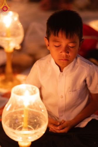 ภาพ No.112078:พิธีจุดประทีปถวายเป็นพุทธบูชา และบูชาธรรมมหาปูชนียาจารย์ พระมงคลเทพมุนี(สด จนฺทสโร) ในโครงการธรรมยาตรา กตัญญูบูชา มหาปูชนียาจารย์ พระมงคลเทพมุนี(สด จนฺทสโร) พระผู้ปราบมาร อนุสรณ์สถาน 7 แห่ง ปีที่ 12 วันที่ 14 มกราคม พ.ศ. 2567 ณ วัดสองพี่น้อง อ.สองพี่น้อง