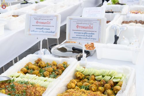 ภาพ No.190530:สาธุชนถวายภัตตาหารเป็นสังฆทาน แด่พระธรรมยาตรา ณ อนุสรณ์สถานมหาวิหารพระมงคลเทพมุนี (โลตัสแลนด์) อ.สองพี่น้อง จ.สุพรรณบุรี ในโครงการธรรมยาตรา กตัญญูบูชา มหาปูชนียาจารย์ พระมงคลเทพมุนี(สด จนฺทสโร) พระผู้ปราบมาร แห่ง ปีที่ 13 วันที่ 7 มกราคม พ.ศ.2568