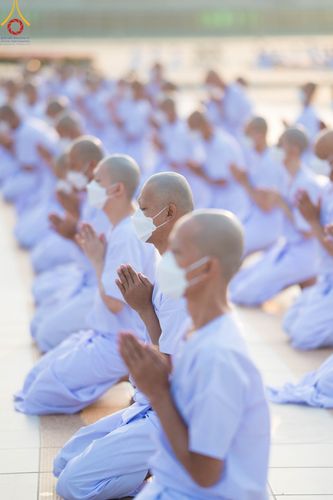 ภาพ No.101487:พิธีเวียนประทักษิณ, พิธีวันทาเจดีย์, พิธีขอขมาและมอบผ้าไตร ในโครงการอุปสมบทหมู่ รุ่นบูชาธรรมมหาปูชนียาจารย์ ณ วัดพระธรรมกาย ในวันที่ 9 ธันวาคม พ.ศ. 2566