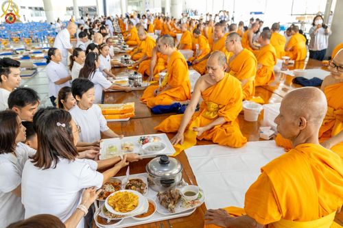 ภาพ No.157733:พิธีถวายภัตตาหารเมนูสวรรค์ ในพรรษาแห่งการเข้าถึงธรรม วันเสาร์ที่ 28 กันยายน พ.ศ. 2567 ณ หอฉันคุณยายอาจารย์ฯ วัดพระธรรมกาย