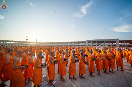 ภาพ No.187800:พิธีตักบาตรฉลองพระใหม่ ต้อนรับพุทธศักราช 2568 ณ ลานธรรมพระมหาธรรมกายเจดีย์ วัดพระธรรมกาย จ.ปทุมธานี วันที่ 1 มกราคม พ.ศ. 2568