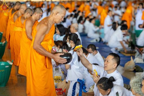 ภาพ No.149969:พิธีตักบาตร , พิธีปฎิบัติธรรม , พิธีถวายภัตตาหารเมนูสวรรค์ ในพรรษาแห่งการเข้าถึงธรรม วันธรรมชัย วันอังคารที่ 27 สิงหาคม พ.ศ.2567 ณ สภาธรรมกายสากล วัดพระธรรมกาย