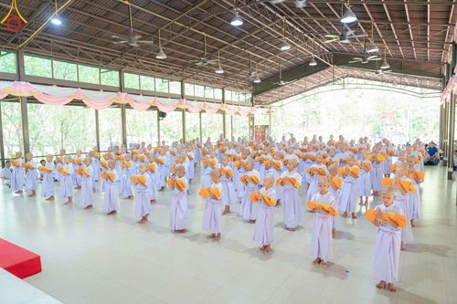 ภาพ No.135115: พิธีบรรพชาสามเณร  พิธีตักบาตรฉลองสามเณรใหม่ วันที่ 1 เมษายน พ.ศ.2567 ในโครงการบรรพชาสามเณรฟื้นฟูพระพุทธศาสนาทั่วไทย ณ ศูนย์ปฏิบัติธรรมแก้วเมืองเลย