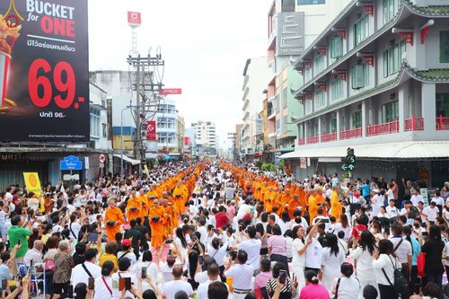 ภาพ No.85963:ตักบาตรพระนานาชาติ 10,000 รูป ใจกลางนครหาดใหญ่ จ.สงขลา วันอาทิตย์ที่ 20 สิงหาคม พ.ศ. 2566