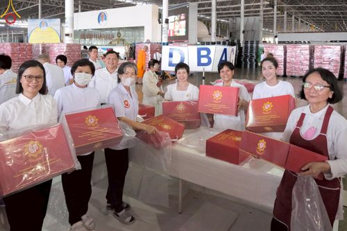 ภาพ No.214398:วันที่ 29 มีนาคม พ.ศ.2568 กิจกรรมใส่ถุงซิปกล่องไทยธรรม เพื่อรักษาความประณีตของกล่องไทยธรรม ในทุกสภาพอากาศ ณ บ้านแก้วเรือนทองคุณยาย วัดพระธรรมกาย