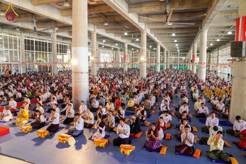 ภาพ No.143741:พิธีถวายผ้าไตร, สวดธรรมจักร, ปฏิบัติธรรม และฟังแสดงพระธรรมเทศนา ภาษาเมียนมา โดยมีสาธุชนชาวเมียนมากว่า 4,000 คน เข้าร่วมพิธี ณ มหารัตนวิหารคด วัดพระธรรมกาย วันอาทิตย์ที่ 7 กรกฎาคม พ.ศ. 2567