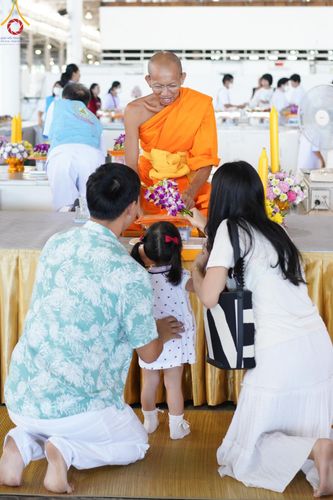 ภาพ No.143459:พิธีตักบาตร ข้าวสารอาหารแห้ง ณ บ้านแก้วเรือนทองคุณยายฯ และ พิธีบูชาข้าวพระ  ณ สภาธรรมกายสากล วัดพระธรรมกาย วันอาทิตย์ที่ 7 กรกฎาคม พ.ศ. 2567