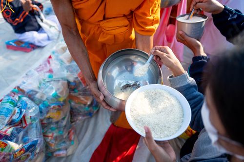 ภาพ No.103906:พิธีตักบาตรพระ 1,000 รูป ครั้งที่ 7 ถวายเป็นพุทธบูชา เพื่อช่วยเหลือคณะสงฆ์ 323 วัด 4 จังหวัดชายแดนภาคใต้ และถวายแด่คณะสงฆ์จังหวัดพิษณุโลก ณ ลานธรรมธุดงคสถานพิษณุโลก อ.วังทอง จ.พิษณุโลก วันที่ 24 ธันวาคม พ.ศ. 2566