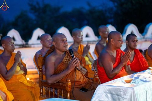 ภาพ No.141112:PhotoStory มหาศรัทธา ธรรมยาตราศรีลังกา EP.6 พิธีจุดวิสาขประทีป 6 วัด ถวายเป็น พุทธบูชา  โครงการสยาม-ลังกา ธรรมยาตรา  ฉลองเทศกาลวิสาขบูชาแห่งชาติ ศรีลังกา  บูชาธรรม 80 ปี หลวงพ่อธัมมชโย วันที่ 16 พฤษภาคม พ.ศ. 2567