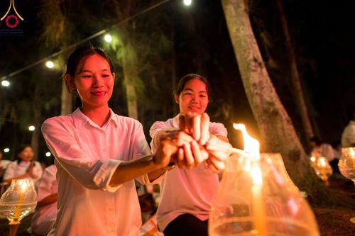 ภาพ No.107182:พิธีจุดประทีปถวายเป็นพุทธบูชา และบูชาธรรมมหาปูชนียาจารย์ ในโครงการธรรมยาตรากตัญญูบูชา มหาปูชนียาจารย์ พระมงคลเทพมุนี(สด จนฺทสโร) พระผู้ปราบมาร  อนุสรณ์สถาน 7 แห่ง ปีที่ 12  วันที่ 6 มกราคม พ.ศ. 2567 ณ อนุสรณ์สถานมหาวิหารพระมงคลเทพมุนี อ.สองพี่น้อง จ.สุพร