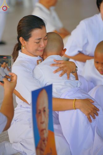 ภาพ No.133972:พิธีขอขมามอบผ้าไตร โครงการบรรพชาสามเณร ศูนย์อบรมวัดพระธรรมกาย ณ วัดพระธรรมกาย วันเสาร์ที่ 6 เมษายน พ.ศ. 2567