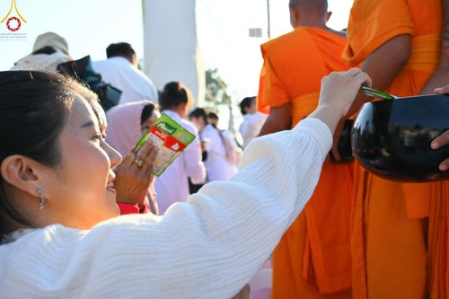 ภาพ No.195405:พิธีตักบาตรพระธรรมยาตรา ณ อนุสรณ์สถานลำดับที่ 3 สถานที่เกิดใหม่ในเพศสมณะ วัดสองพี่น้อง ต.ต้นตาล อ.สองพี่น้อง จ.สุพรรณบุรี ในโครงการธรรมยาตรา กตัญญูบูชา มหาปูชนียาจารย์ พระมงคลเทพมุนี(สด จนฺทสโร) พระผู้ปราบมาร ปีที่ 13 วันที่ 15 มกราคม พ.ศ.2568