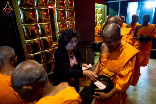 ภาพ No.213174:วันที่ 17 - 18 มีนาคม พ.ศ. 2568 คณะสงฆ์และสามเณรเดินบิณฑบาต รอบเมืองในพื้นที่ วัดสยมภูวนาถและราชวังปาตัน ณ เมืองกาฐมาณฑุ ประเทศเนปาล