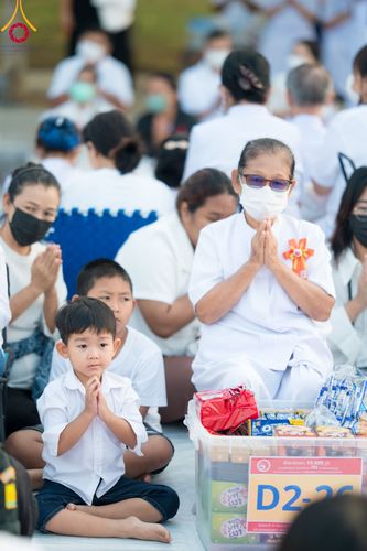 ภาพ No.101884:ตักบาตรพระ 10,000 รูป เติมบุญให้แผ่นดิน เนื่องในโอกาส 192 ปี จังหวัดกาญจนบุรี หนึ่งในโครงการตักบาตรพระ 2,000,000 รูป  77 จังหวัดทุกวัดทั่วไทย วันจันทร์ที่ 11 ธันวาคม พ.ศ. 2566 บริเวณถนนสองแคว (SKY WALK) เมืองกาญจนบุรี