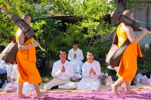 ภาพ No.193323:พิธีต้อนรับพระธรรมยาตรา ณ อนุสรณ์สถาน สถานที่เกิดในเพศสมณะ วัดสองพี่น้อง อำเภอสองพี่น้อง จังหวัดสุพรรณบุรี ในโครงการธรรมยาตรา กตัญญูบูชา มหาปูชนียาจารย์ พระมงคลเทพมุนี(สด จนฺทสโร) พระผู้ปราบมาร อนุสรณ์สถาน 7 แห่ง ปีที่ 13 วันที่ 11 มกราคม พ.ศ. 2568