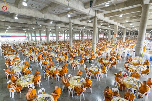 ภาพ No.219469:วันอังคารที่ 22 เมษายน พ.ศ. 2568 พิธีมอบปัจจัยช่วยเหลือครู 4 จังหวัดชายแดนภาคใต้ , พิธีกล่าวคำถวายอุปกรณ์ เพื่อเตรียมการต้อนรับคณะสงฆ์ฯ , พิธีกล่าวคำถวายภัตตาหารเป็นสังฆทาน , คณะสงฆ์ฉันภัตตาหารเพล  เนื่องในวันคุ้มครองโลก พิธีถวายมหาสังฆทานแด่คณะสงฆ์